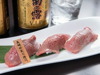 肉本来の旨みがしっかりと味わえる赤身肉を使った『美崎牛　炙り寿司』は風味豊かな一皿です。さっと炙った赤身肉と酢飯、少し甘めのタレが口の中で見事に調和します。