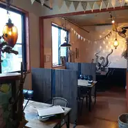落ち着いた内装の店内で、ごゆっくりとお過ごしください。