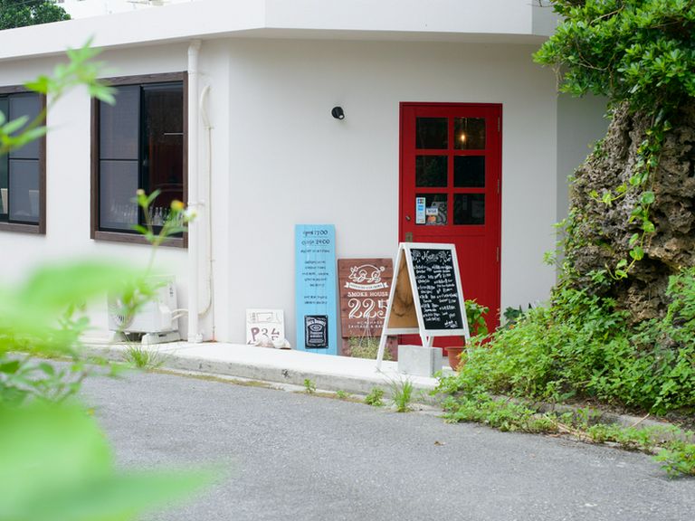 すんなりとはたどり着けない、茂みに隠れた小さなお店