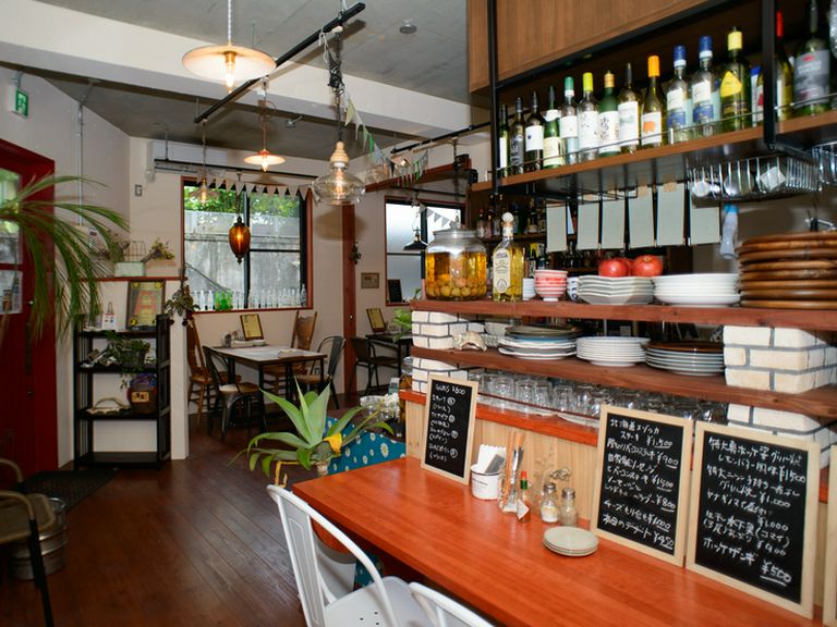 ドリンクはボトルキープOK。北海道産魚介や燻製を肴に一杯