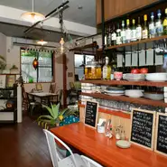 店内はカウンター席もあるので、 一人で訪れて村上氏と会話をしながら食事を楽しむことも可能。好みのドリンクをボトルキープして、「今週のおすすめメニュー」を肴にちょっと一杯と通うゲストもいるほどです。