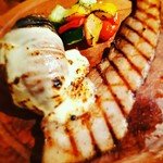沖縄県産の豚肉を自家製スモークベーコンに仕立てています。丁寧な下処理と漬け込み、燻製でとびきりな自家製スモークベーコンの出来上がりです。