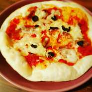 自家製トマトソースのミックスピザ