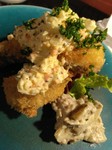 季節により魚は変わります。北海道生真鱈、秋鮭、サクラマス、等々です。店内で手仕込み、冷凍食品ではないふわふわの手仕込みフライと自家製タルタルソースで。