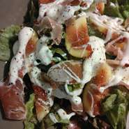 無花果と生ハム、ヨーグルトソースのサラダ