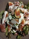 無花果や桃、季節により果物は変わります。旬の果物とハモンセラーノ、ヨーグルトとマスカルポーネのソースと蜂蜜で。