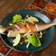 特大の生ホッケのグリル焼です。沖縄では魚はバター焼きで食すのが馴染みの食べ方。