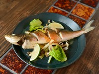 特大の生ホッケのグリル焼です。沖縄では魚はバター焼きで食すのが馴染みの食べ方。
