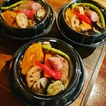 北海道各地から取り寄せている当店独自の仕入れルートで、ジャガイモ、かぼちゃ、玉ねぎなどたっぷりの内容です。函館、十勝、富良野、北見など、広大な大地の美味しさを楽しめます。