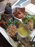 北海道直送の生ホッケをガーリックバター風味にグリル。オニオンリングや野菜のグリルもついてお得なテイクアウトメニューです。