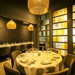 幅広いシーンと人数に対応する変幻自在な大・小の個室