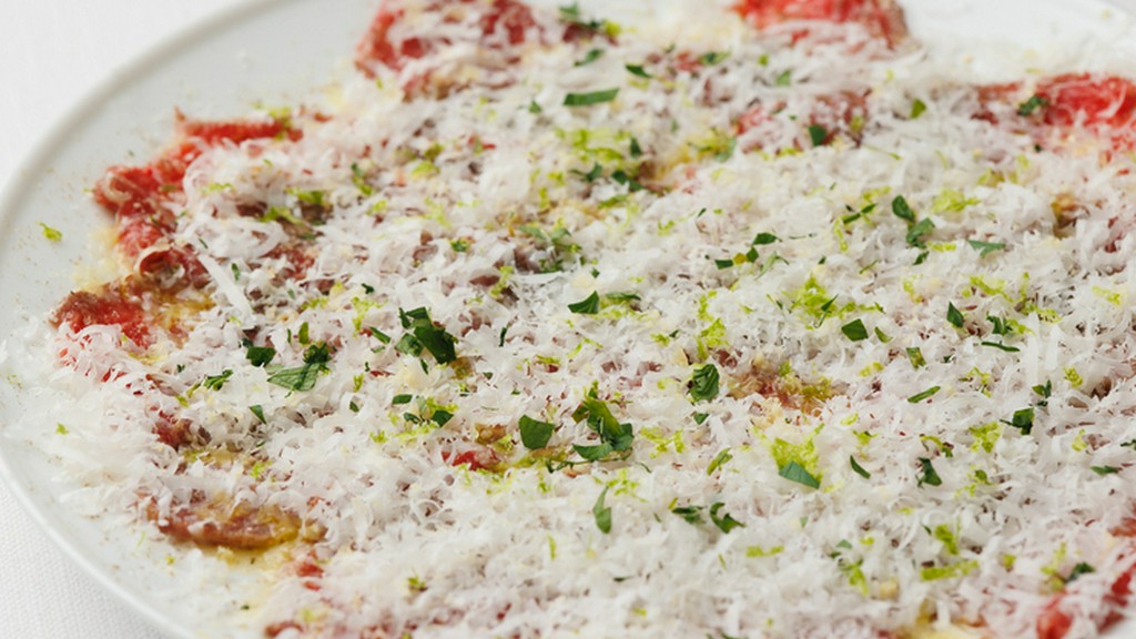 各々の素材が存在感を高めおいしさを奏でる『沖縄県産和牛のカルパッチョ　山わさびとライムとバルサミコ』