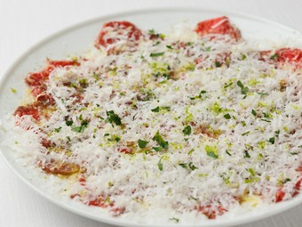 各々の素材が存在感を高めおいしさを奏でる『沖縄県産和牛のカルパッチョ　山わさびとライムとバルサミコ』