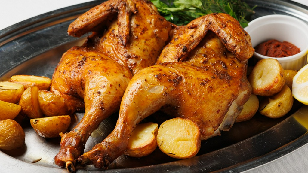 3日間かけて仕込む看板料理　スペシャリータ『ポッロ・アラ・ディアヴォーラ47（丸鶏の悪魔焼き）』1羽