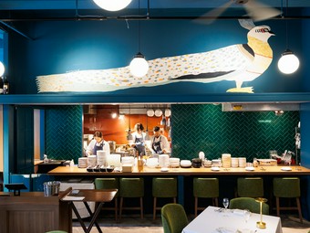 料理の完成までを目や耳で感じられるオープンキッチン