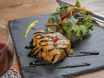 淡白な白身魚に濃厚ソースが絡む『県産魚の燻製ウニソース焼き』