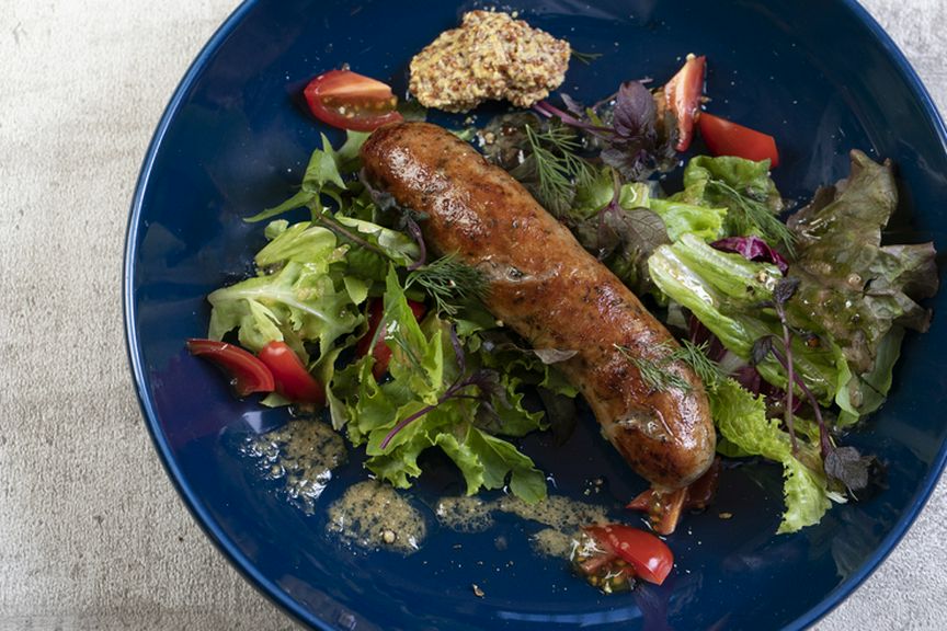ハーブが肉の旨味を引きだす『自家製きびまる豚のサルシッチャ』
