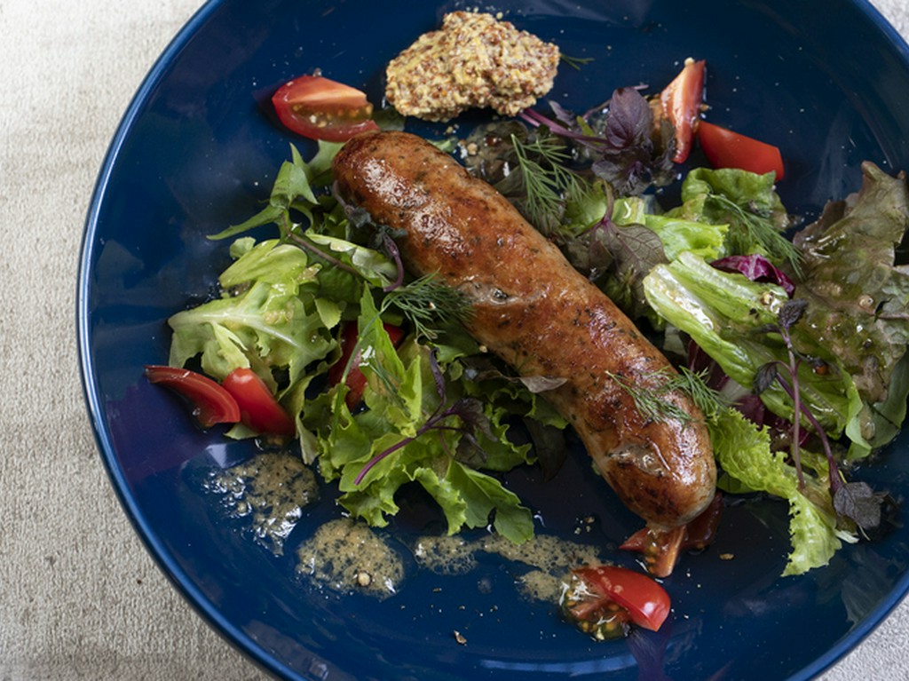 ハーブが肉の旨味を引きだす『自家製きびまる豚のサルシッチャ』