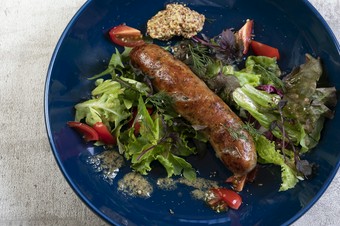 ハーブが肉の旨味を引きだす『自家製きびまる豚のサルシッチャ』