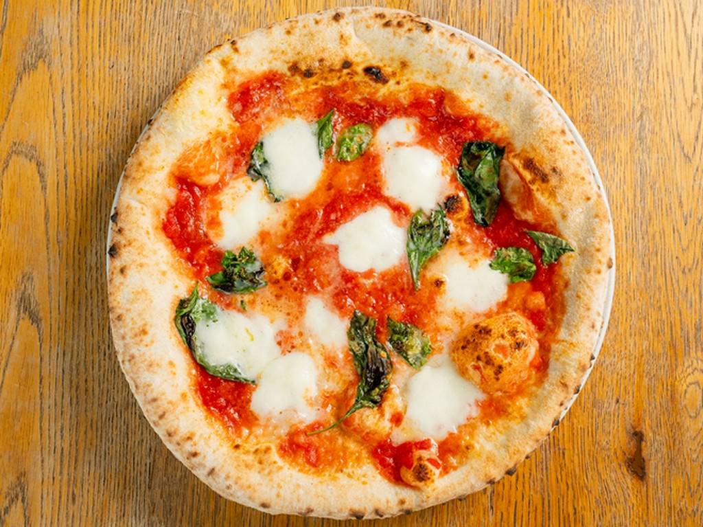 水牛のモッツアレラを使ったマルゲリータ　（モッツァレラ・ブッファラ、フレッシュバジル）