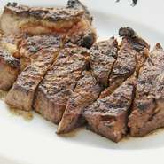 こだわりの自社熟成肉を味わえる、『35日熟成　ブラックアンガスビーフ　リブステーキ　650g』。旨味の凝縮された肉本来のおいしさを、贅沢に堪能できるひと品です。
