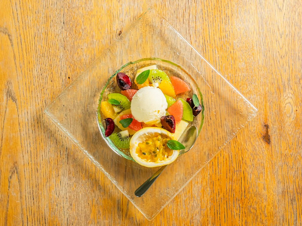 季節フルーツのマチェドニア　ヴァニラジェラート添え