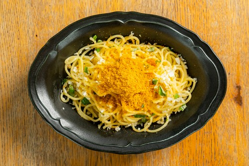 からすみと島らっきょうフーチバーのペペロンチーノスパゲッティ