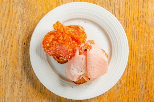 サラミとモルタデッラのクロスティーニ