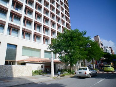 大きな窓と高い天井、開放感溢れる豪奢な空間で食事を満喫