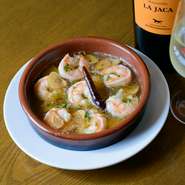 店主内山氏が現地で感動したスペイン料理の美味しさを、できるだけそのまま再現して提供しています。たとえば人気メニューの『アヒージョ』はニンニクたっぷり。シンプルなのに本場の味です。