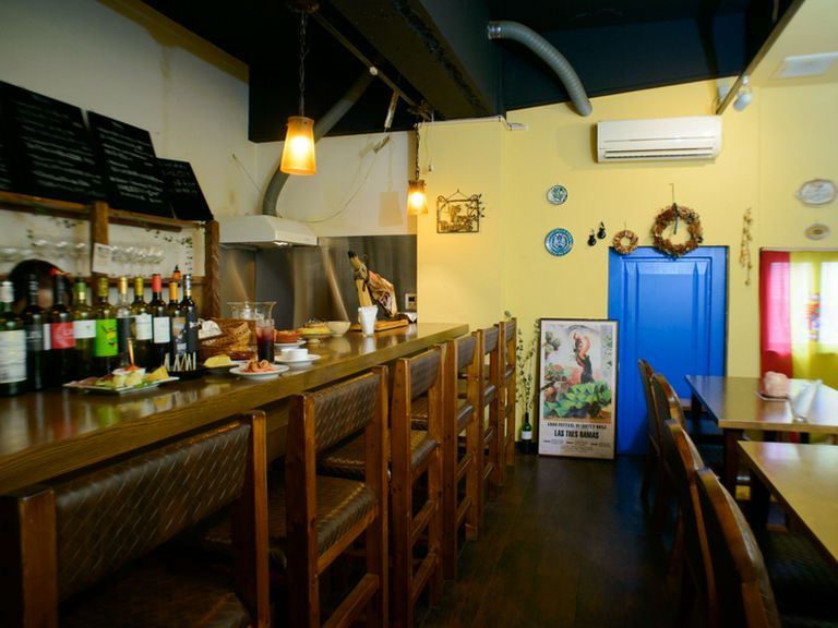 スペインの小物で飾られた、お洒落な店内