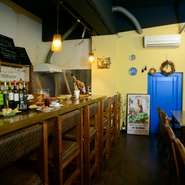 店内はスペインの気楽なバルさながら。絵皿や飾りタイルなどスペインの小物で飾られた16席の空間に異国情緒が漂います。忙しい方も束の間日常を忘れて、ほっとくつろげる雰囲気に満ちています。