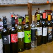 シェリー酒とは、スペイン・アンダルシア州のヘレスとその周辺地域で造られる、アルコール度数高めのワインだけの呼称。シェリーをはじめとするスペインワイン各種を料理に合わせて愉しめます。