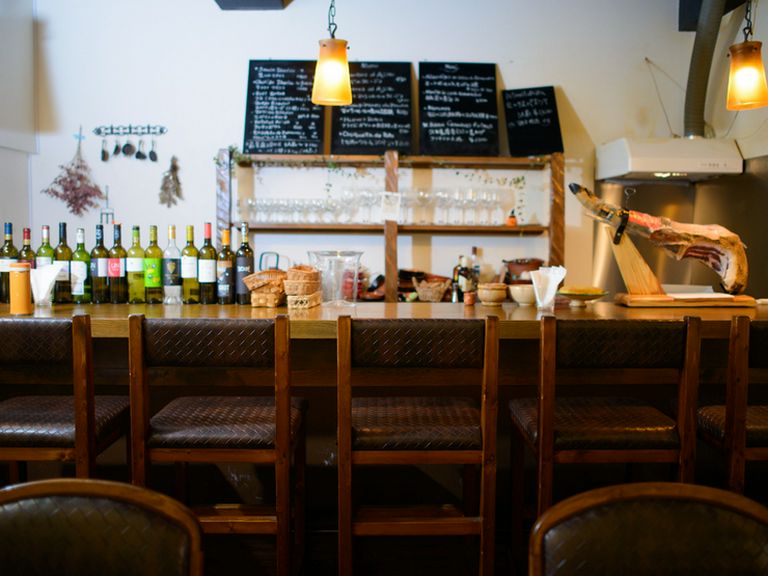 女性ひとりでも立ちよりやすい、アットホームなカウンター