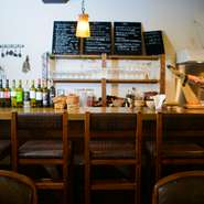 カウンターは6席。女性の店主がひとりで営む店だから、女性のゲストには気楽です。仕事帰りに癒しの一杯を求めて訪れるお一人さま大歓迎。アットホームでどこか懐かしい、居心地のいい空間です。