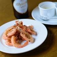 『久米島産車海老の素揚げ』は久米島特産の車海老を堪能できるメニューです。活きのいい車海老の素揚げはそのままでも十分美味しいですが、添えられたアリオリソースと粟国の塩で味の変化を楽しめます。