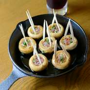 シンプルながらマドリッドで大人気のタパス料理。旨味の濃いマッシュルームにスペイン産の生ハムを詰めて、低温で焼き上げています。一口でつまめるお洒落な盛付です。