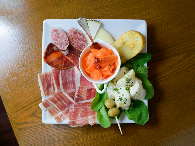 多彩なタパス料理をこの一皿で『前菜盛り合わせ』(価格は1人前、注文は1人前〜)