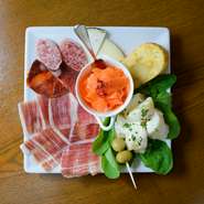 まずこの一皿とワインを注文すれば、気分はもうスペイン。「ハモンイベリコ」「スペイン風オムレツ」「アリオリポテト」など本場のレシピで仕上げた人気料理各種を少しずつ多彩に愉しめます。