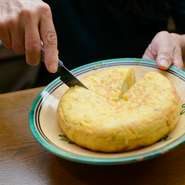 スペインのオムレツを『トルティージャ』と呼びます。卵のほかに玉ねぎとジャガイモだけというシンプルな卵料理ですが、ふっくらと風味豊かに焼き上げるには熟練の技が必要。スペインらしさを感じるメニューです。