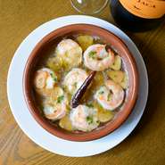 ニンニクの香りと風味をじっくり時間をかけて纏わせたスペイン産オリーブオイルで、新鮮な魚介を『アヒージョ』に。他に『カキとマッシュルームのアヒージョ』も選べます。