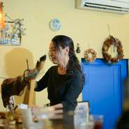 料理上手で会話術にも長けた店主内山氏がもてなす空間は、陽気で幸せな気分に満ちています。誰もが気軽に集いワインとタパスを愉しむスペインバルの空気感を、久茂地で体験できます。