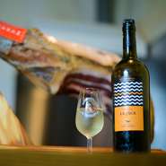 ひとりでふらりと立ち寄ってグラスを傾けるには平日夜がおすすめ。極辛口から甘口まで種類豊富なスペインのワインやシェリーを料理に合わせて愉しめます。もちろん食事のみの利用も歓迎です。