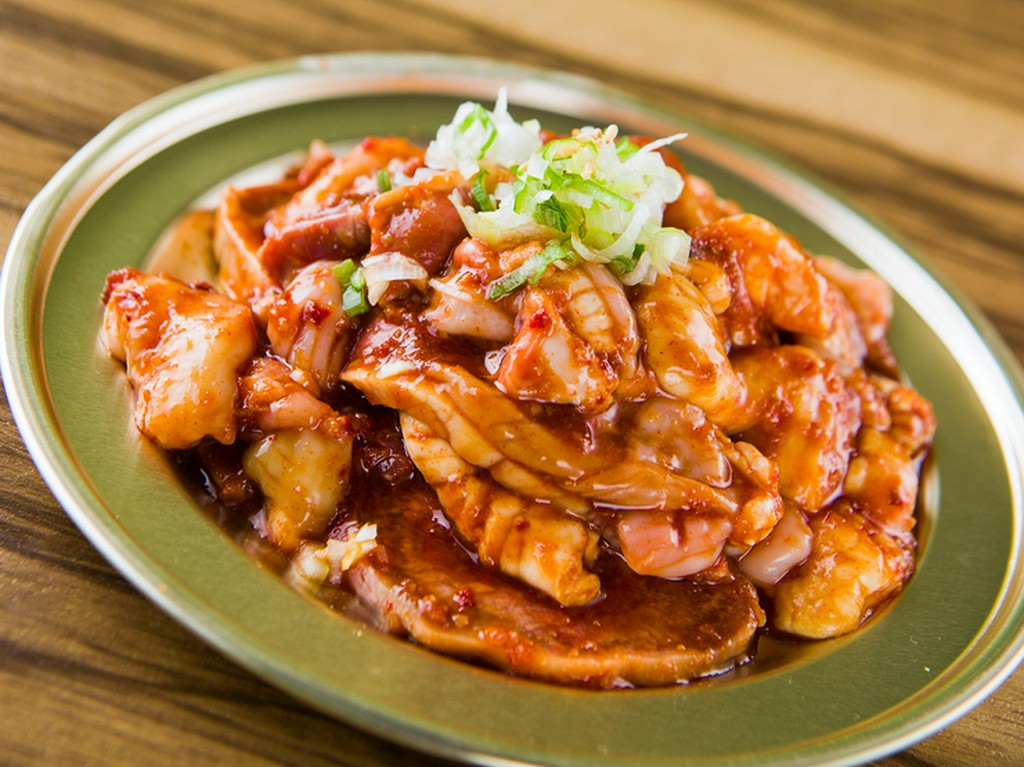 しっかり下処理して特製ダレでもみこんだ、臭みのないホルモンを色々食べられる『ミックスホルモンボウル』