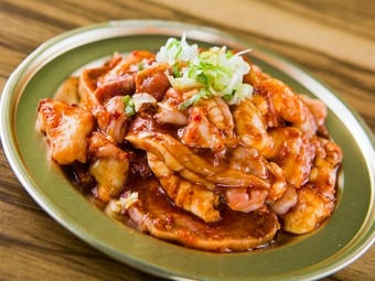 しっかり下処理して特製ダレでもみこんだ、臭みのないホルモンを色々食べられる『ミックスホルモンボウル』