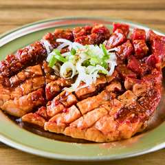 塊肉のままで提供されるので、肉汁や旨みを逃さず焼き上げることができる『辛くて大っきいハラミ』