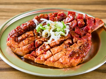 塊肉のままで提供されるので、肉汁や旨みを逃さず焼き上げることができる『辛くて大っきいハラミ』