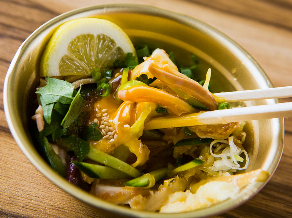 鮮度が抜群だから、刺身も美味。おろしポン酢とたっぷり薬味でさっぱりいただける『スタミナばくだん刺』