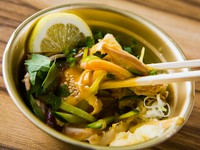 鮮度が抜群だから、刺身も美味。おろしポン酢とたっぷり薬味でさっぱりいただける『スタミナばくだん刺』