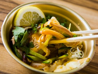 鮮度が抜群だから、刺身も美味。おろしポン酢とたっぷり薬味でさっぱりいただける『スタミナばくだん刺』